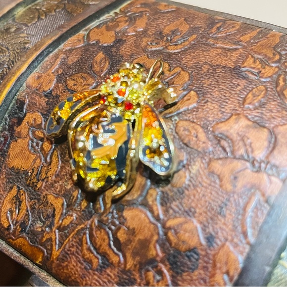 RARE! Joan Rivers “Fall Bee” Signed With Crystals & high quality enamel! - Picture 4 of 16